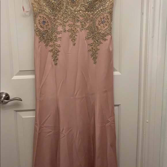 2xL not big but has stretchy material - Picture 2 of 3